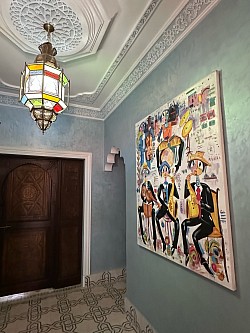 Entree avec tableau d’Essaouira et lampe de Marrakech