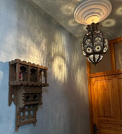 Entree, étagère à épices et lampe Berbère