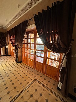 Salle a manger, carreaux de ciments Beldi et rideaux en velours