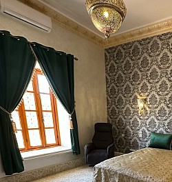 Fenetre et fauteuil électrique Relax, chambre Beldi