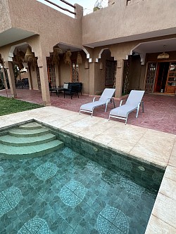 Relax / Chaises longues au bord de la piscine