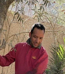 Nordin soudeur qui a construit les moucharabieh du rez de chaussée et les solides portes en fer forgé de la villa
