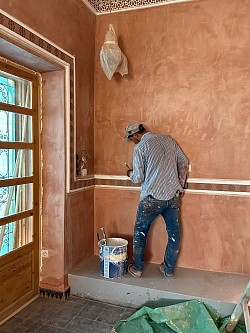 Notre fidel peintre Abdelatif qui à fait les superbes peintures pastel de la totalité de la villa