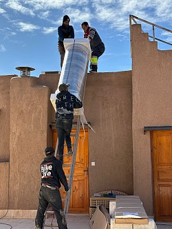 Notre installateur sanitaire et ses aides, pendant le montage des ballons d’eau chaude solaire