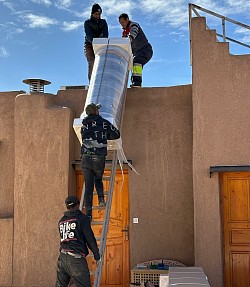 Notre installateur sanitaire accompagné de son équipe lors de la mise en place des ballons d’eau chaude solaire
