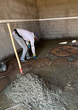 Le spécialiste de la mosaïque au travail, un fond de garage superbement réalisé
