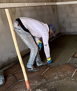 Le spécialiste de la mosaïque à l’œuvre pour un fond de garage superbement réalisé