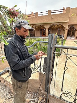 Abdelalim, un homme d’une grande gentillesse qui a mis tout son savoir-faire dans la réalisation des barrières  et des moucharabiehs du 1er étage