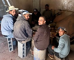 La dernière équipe qui a apporté la touche finale avec sérieux et savoir-faire