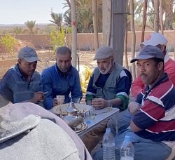 Le courageux Mohamed et ses aides qui ont creusé le puits