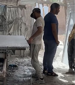 L’équipe des tailleurs de pierre, artisans qui ont façonné et posé le marbre ainsi que le granite