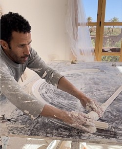 Notre plâtrier Avdouch concentré sur la réalisation minutieuse des moulures