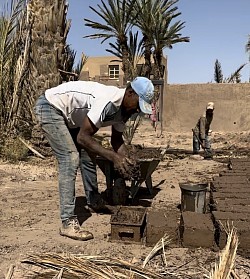 Mohamed et son frère façonnent les briques en terre