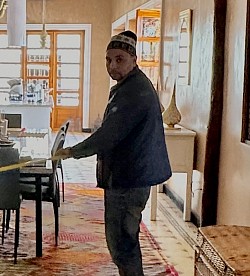 Mustapha, notre tapissier attentionné qui a confectionné et installé tous les rideaux et les salons avec professionnalisme