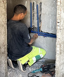 Le plombier, reconnu à Skoura comme le seul à travailler avec une méthode moderne et soignée « à l’européenne »