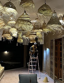 Assan jeune électricien qui à fait l’installation de notre plafond lumineux avec ces 45 lampes en paille