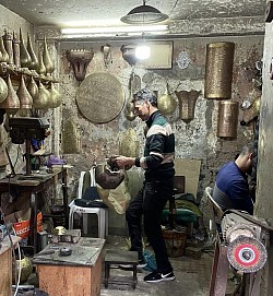 Artisants de Marrakech qui ont fabriqué les lampes metaliques