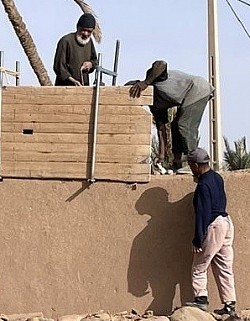 Les spécialistes du tamelaste qui on monté les murs en terre qui délimite la propriété
