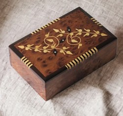 Petite boîte en racine tuya CHF 87.00