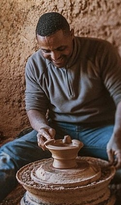 L’artisan pôtier Mohamed de la palmeraie qui a façonné les poteries en terre cuite qui se trouve autour de la villa
