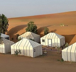 Bivouac dans les dunes de l’erg Chebbi, nuit, souper et petit-déjeuner pour 2 personnes dès CHF 350.- selon saison et le standing                 ( sans transfert Skoura-Merzouga )