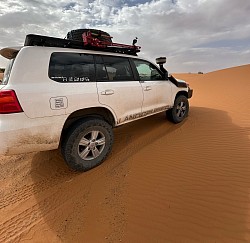 Virée 4×4 au départ de Merzouga  Exploration du désert et des grandes dunes avec chauffeur. Tarifs selon durée.