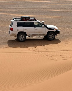 4x4 avec chauffeur maxi 4 pers. (virée dans les dunes en 4x4 compris) du Palais Gambra à l’erg Chebbi aller-retour : CHF 270.- (300km 5h)