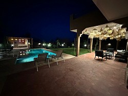 Détente au bord de la piscine