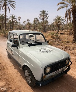 Exploration de la palmeraie au volant d’une 4L vintage.