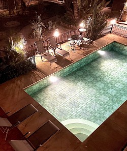 Détente au bord de la piscine