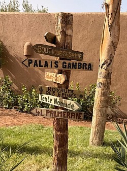 Panneaux des différents sites du Palais Gambra