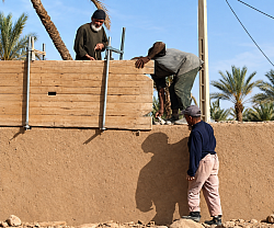 Les spécialistes du tamelaste, bâtisseurs des murs en terre qui délimitent la propriété