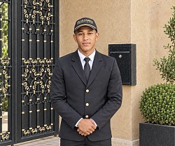 Faissal, gardien des lieux et homme de confiance, présent au Palais Gambra depuis les travaux.