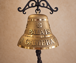 Cloche en bronze, unique badgée Palais Gambra, coulée artisanalement en suisse par la fonderie Blondeau
