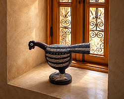 Perdrix en bois, symbol du Palais Gambra